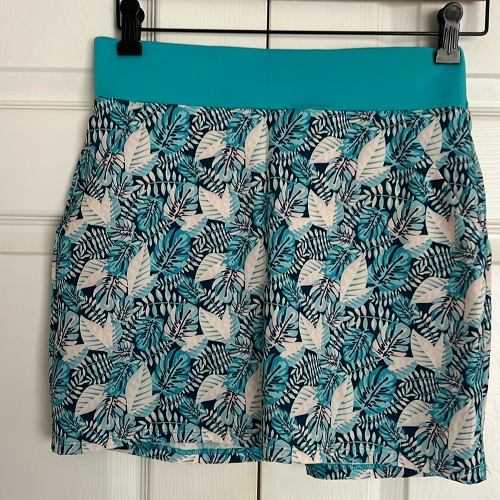 Golf skort size P/S, with outer pockets.